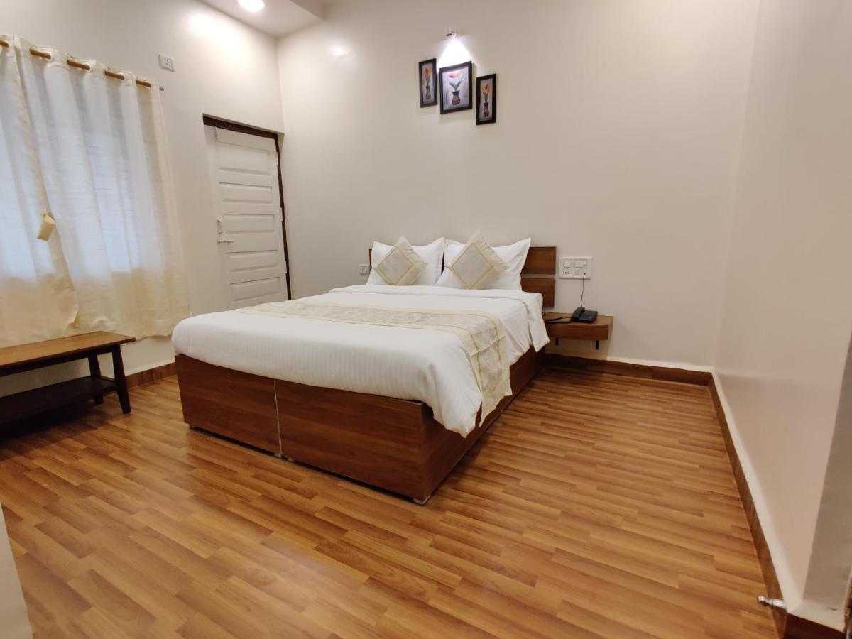 Hotel Surya Grande Kudal  Buitenkant foto